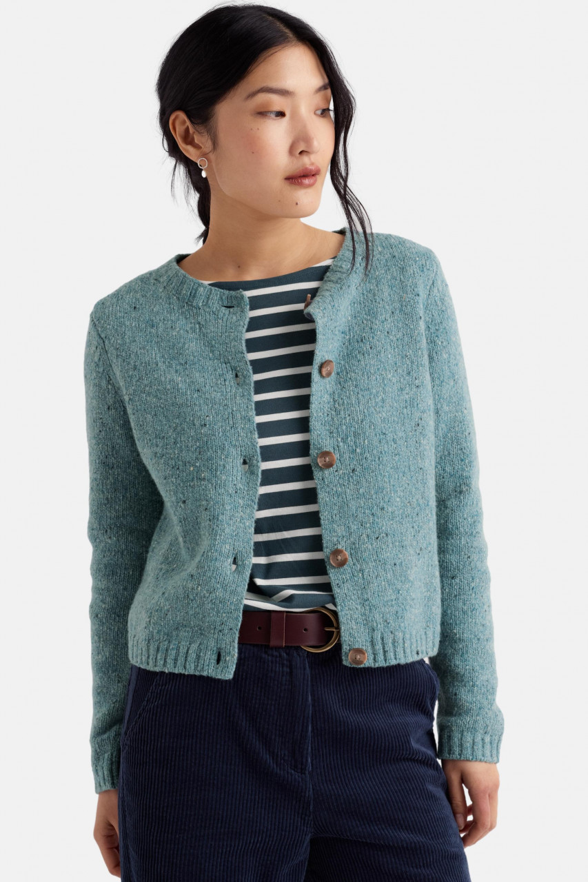 Model trägt eine blaue Cardigan Damen von Seasalt Cornwall
