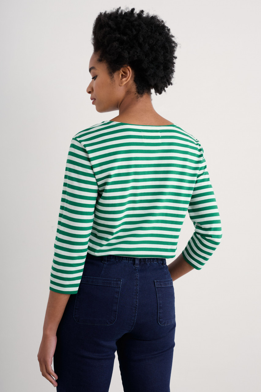 Model trägt ein Streifenshirt grün von Seasalt Cornwall - Rückansicht