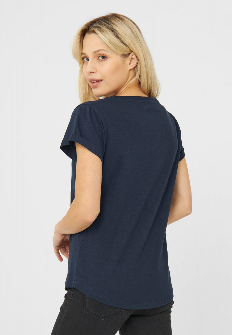 Frau trägt ein T-Shirt dunkelblau von derbe  - Rückansicht