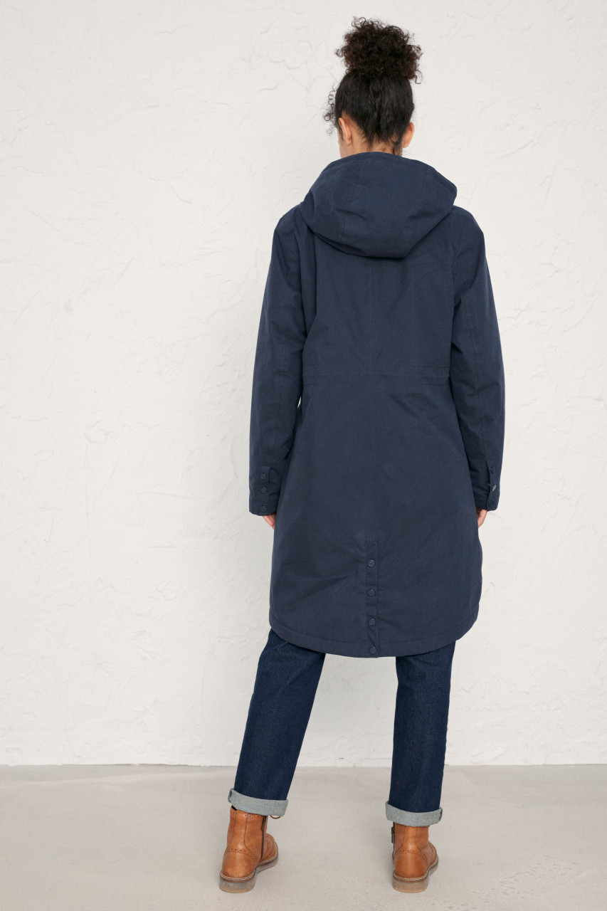 Weibliches Model trägt Regenjacke blau - Rückseite