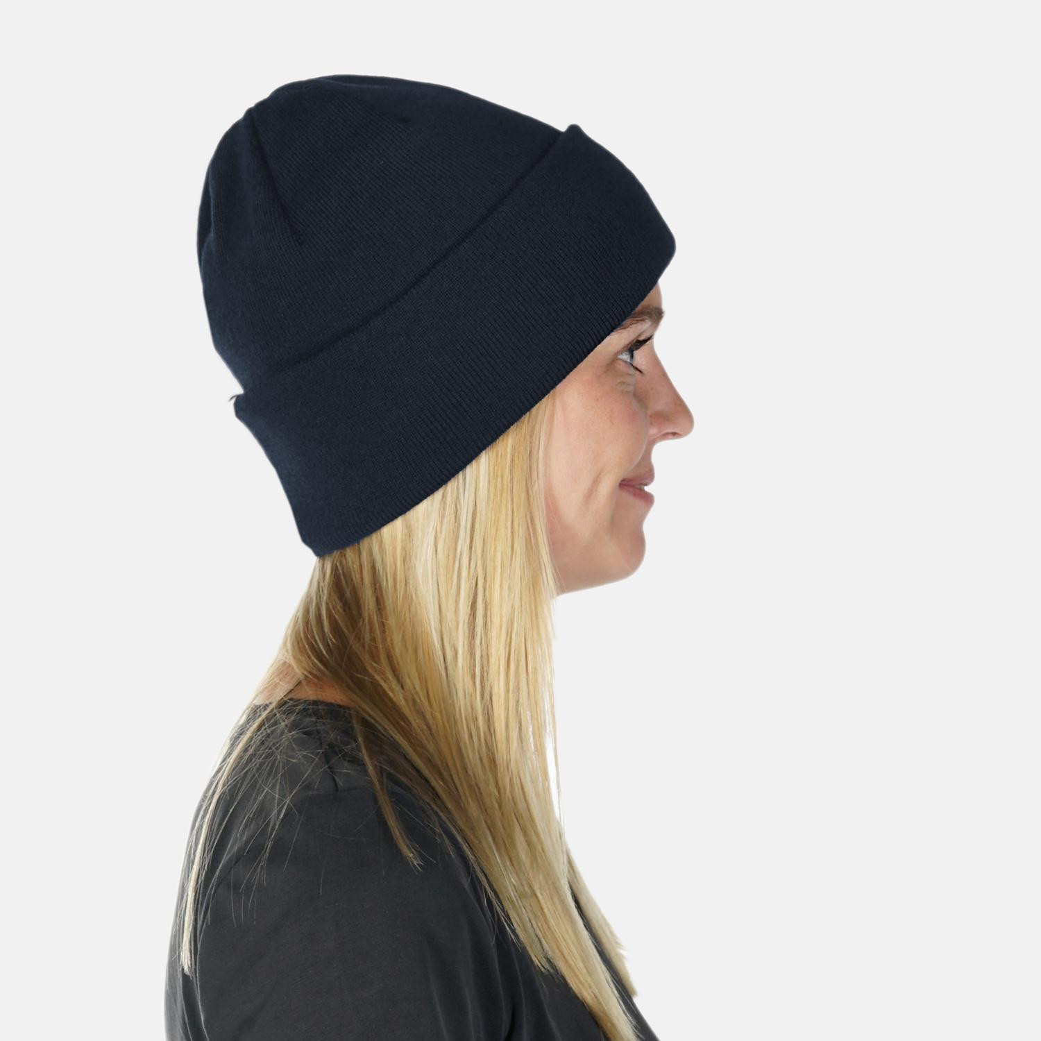 Model trägt eine Strickmütze