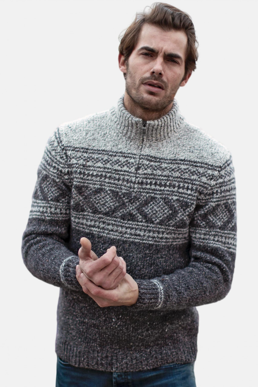 Model trägt Troyer Grau von Fisherman out of Ireland