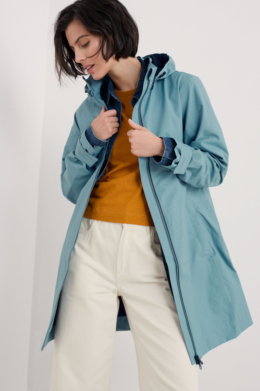 Model trägt eine Regenjacke