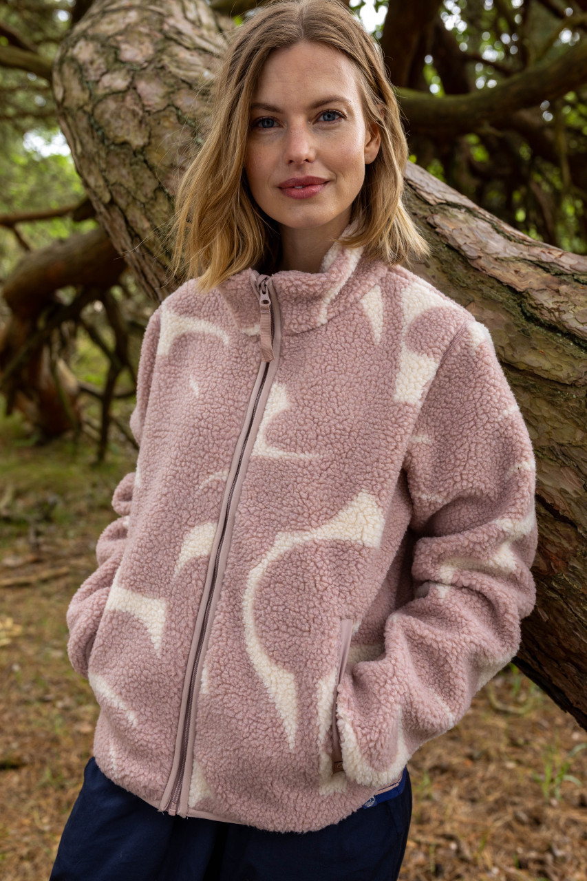 Danefae Flecejacke rosa - Frau Stimmungsbild draussen