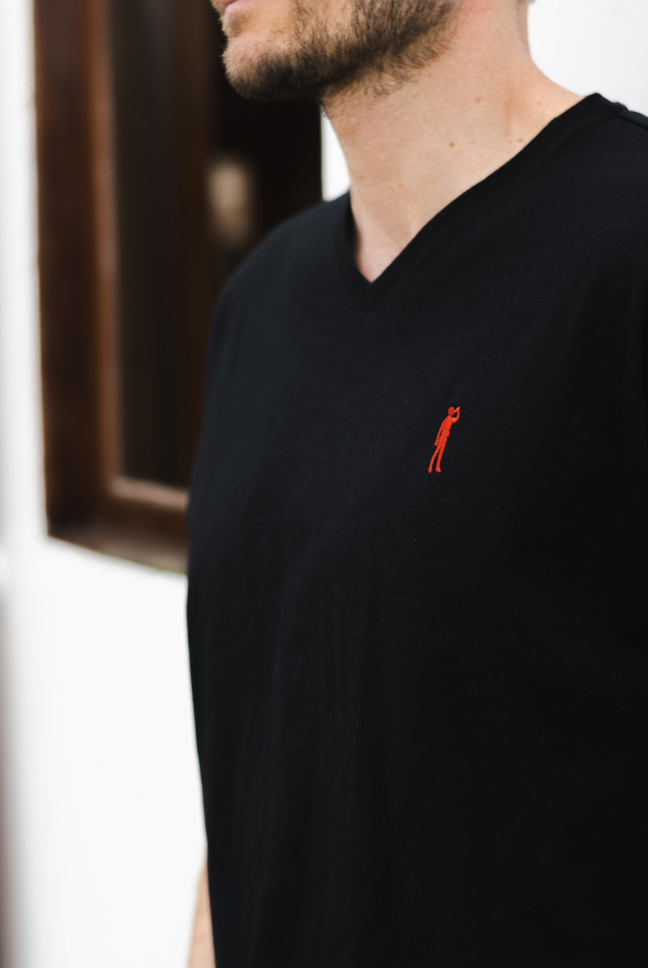 T-Shirt schwarz - Model-Foto - Seitlich