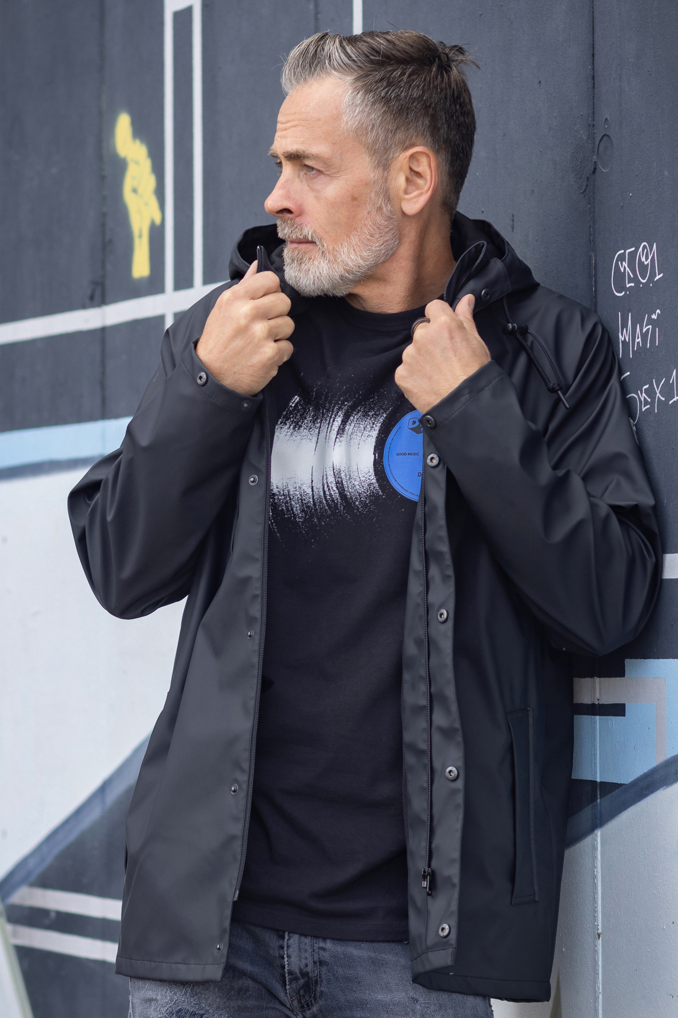 derbe Regenjacke schwarz  - Model-FotoStimmungsbild draussen   - Seitenansicht  - 6