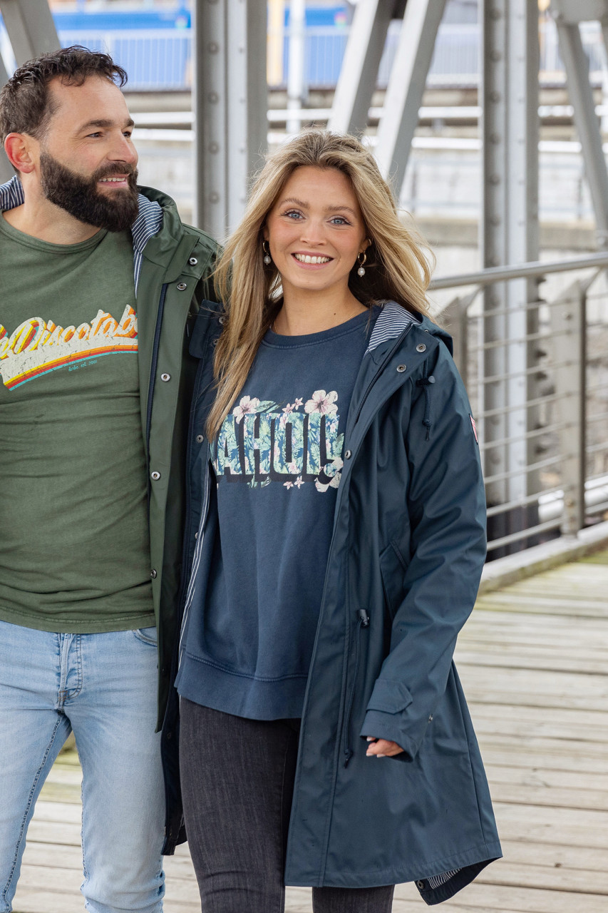 Weibliches Model trägt eine Regenjacke Stimmungsbild draussen - 6