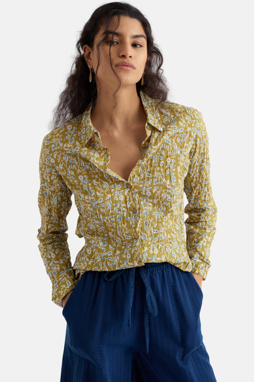 Weibliches Model trägt Bluse Gelb Hellblau Blätter und Blüten Larissa Shirt von Seasalt Cornwall