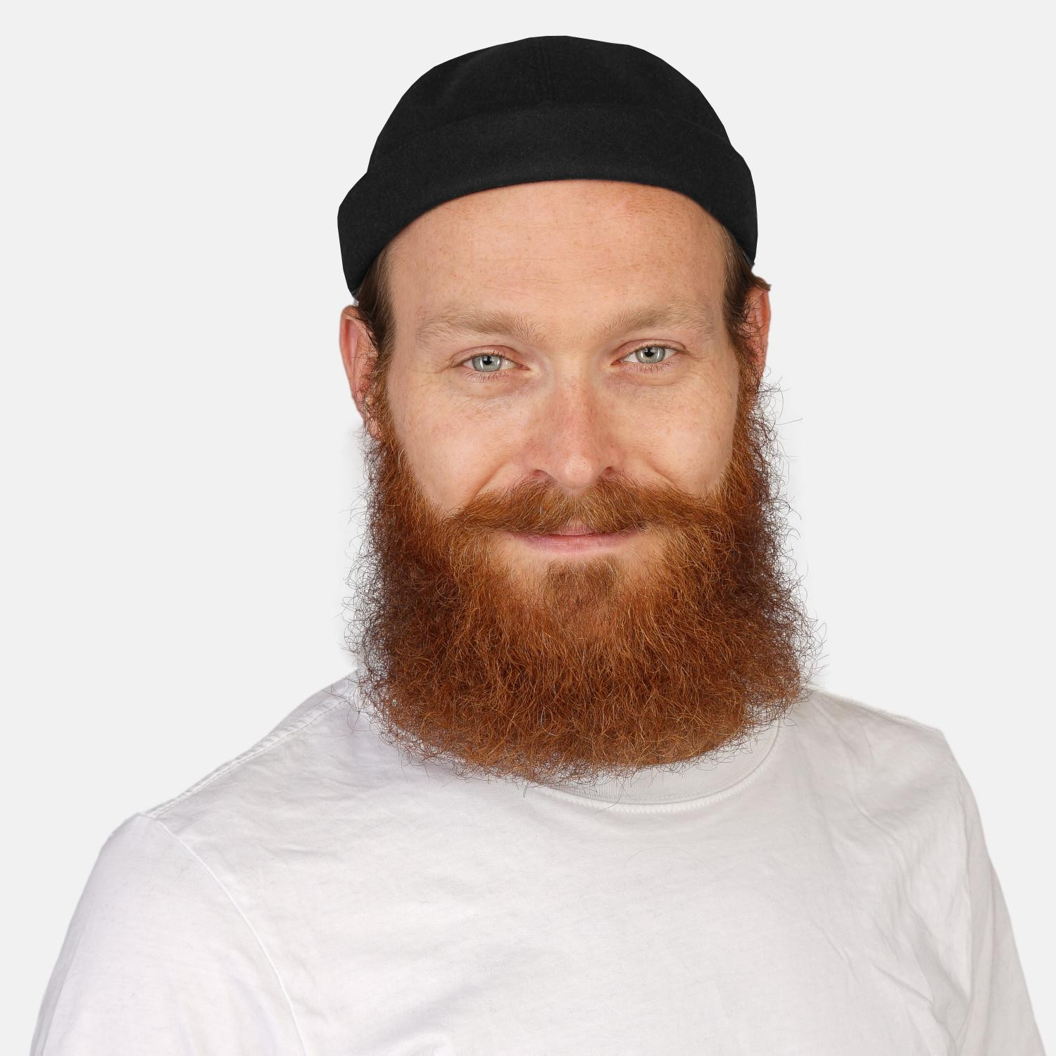 Model trägt schwarzen Docker Cap