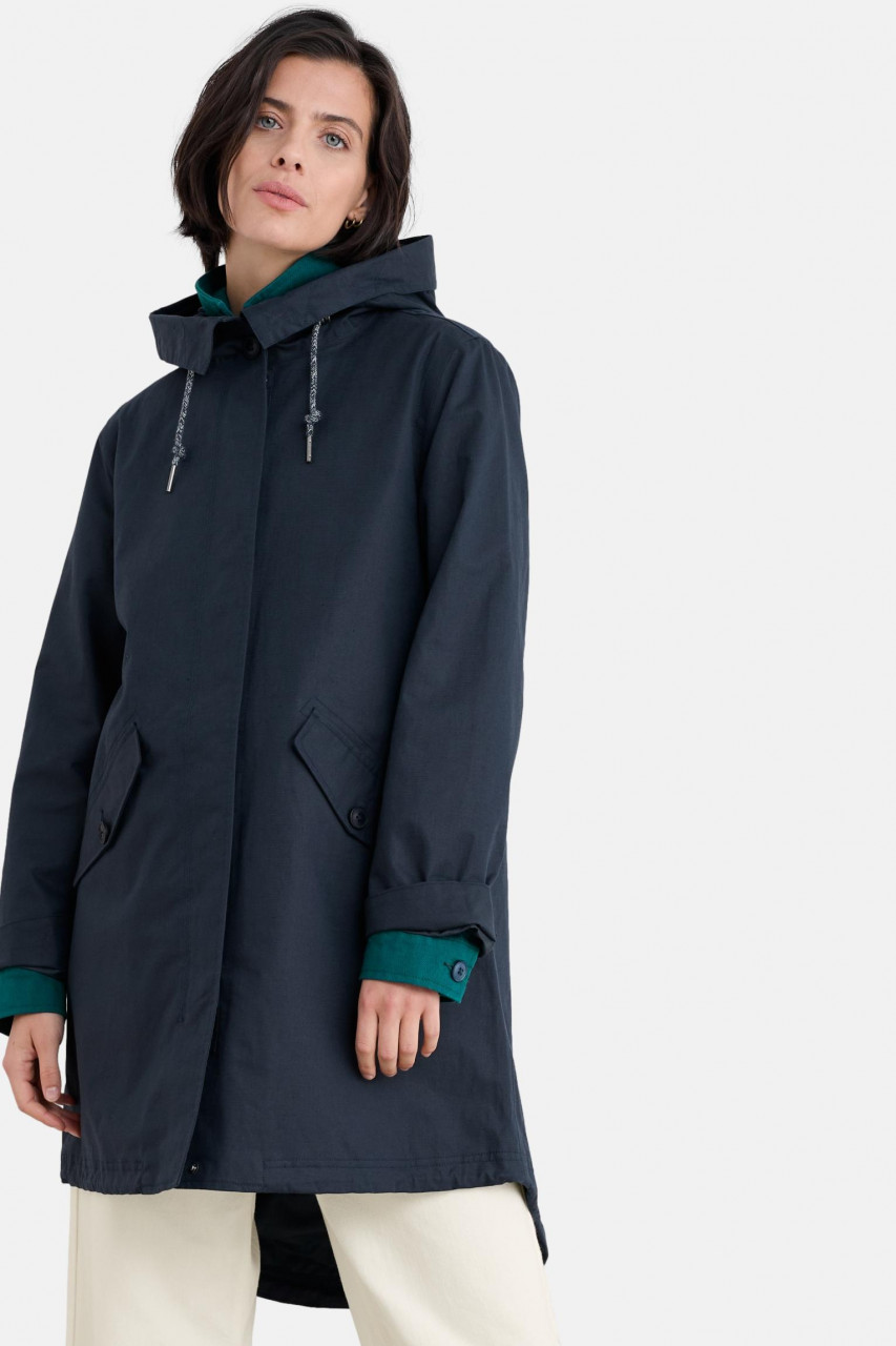 Model trägt Regenjacke blau