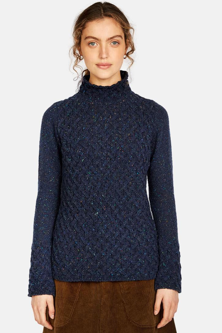 Model trägt Pullover Blau Trellis von IrelandsEye