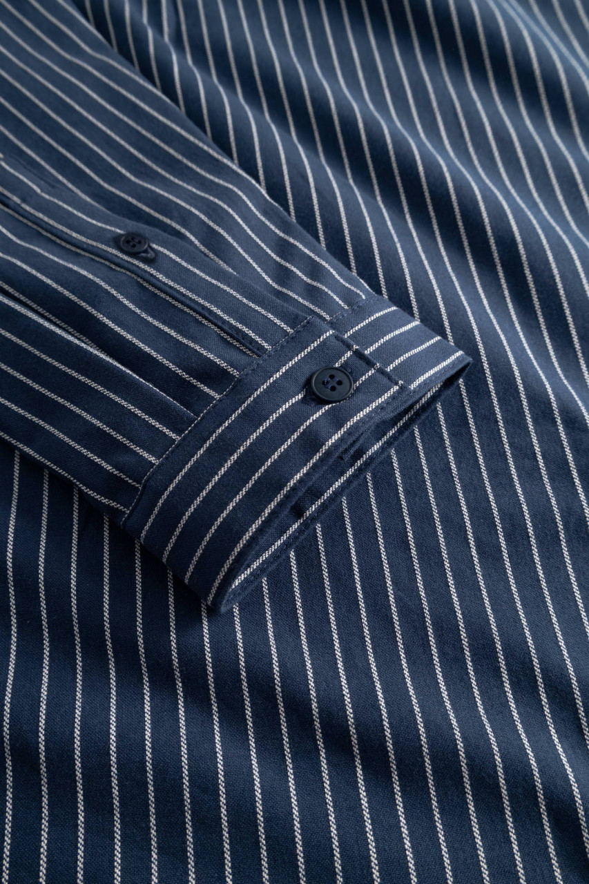 Detailbild von einem blau breit gestreiften Fischerhemd