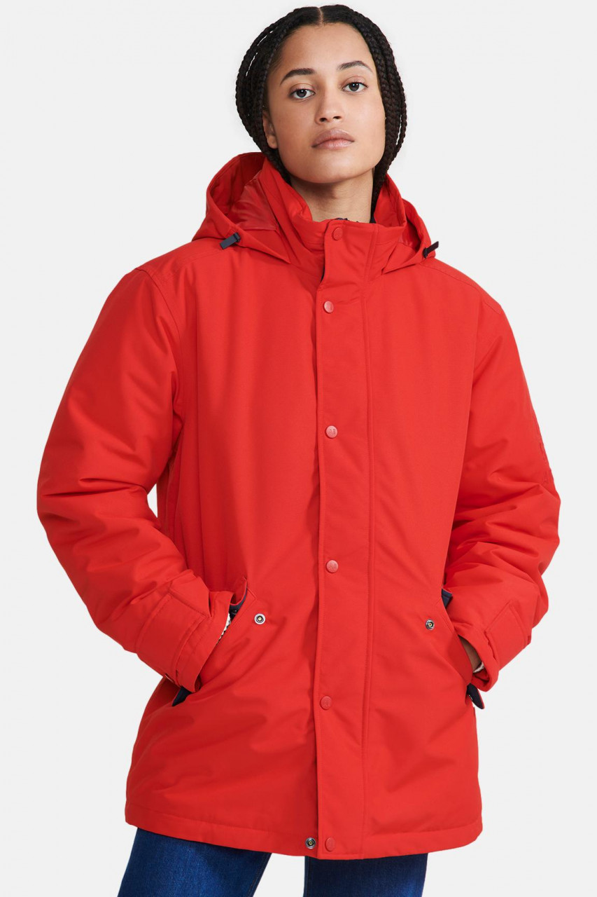 Frau trägt eine rote Parka Unisex von Aigle