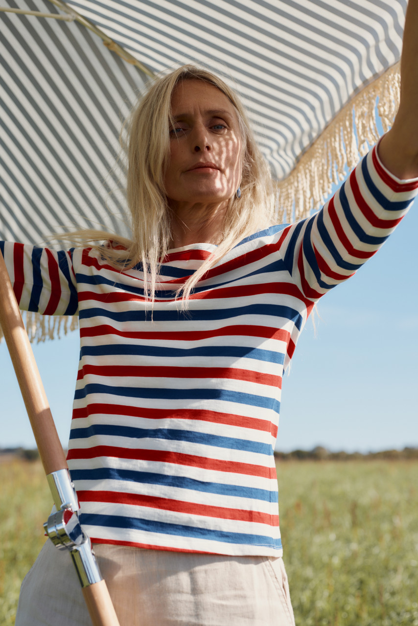 Streifenshirt  - Weibliches Model Stimmungsbild draussen   - 6