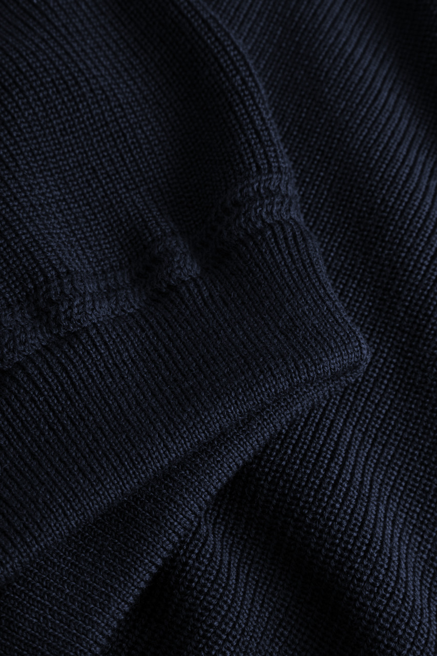 Detailansicht von einer Troyer-Strickjacke Blau II, S-Skipper der Marke ELBE-Troyer