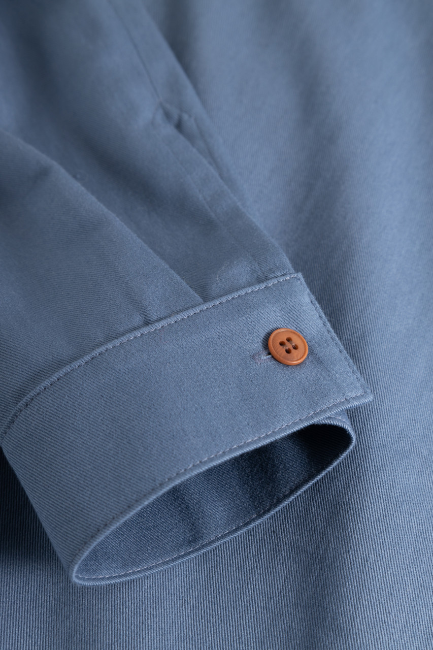 Detailbild von einem jeans-blauen Stehkragen-Hemd