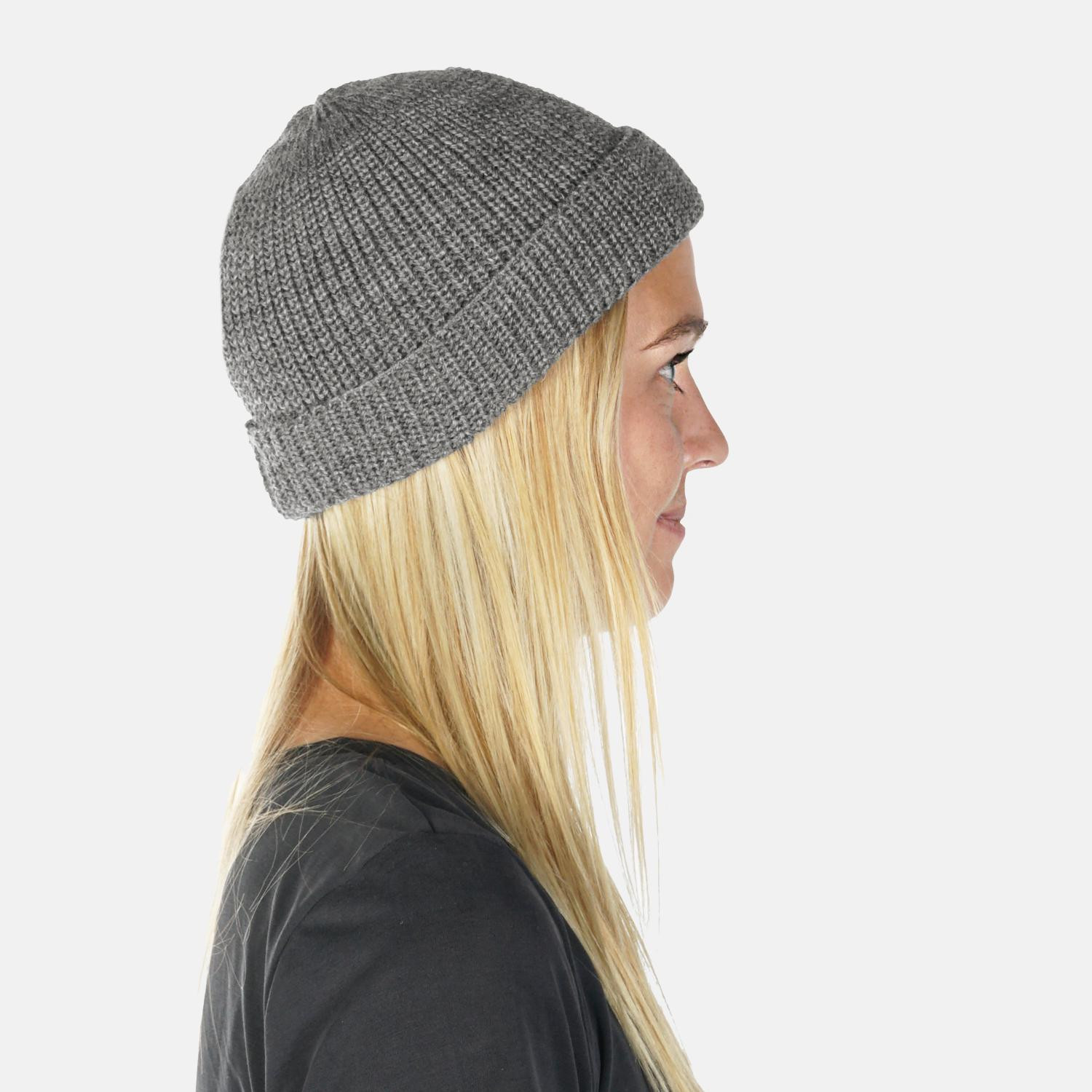 Model trägt Herren Strickmütze - Seitlich