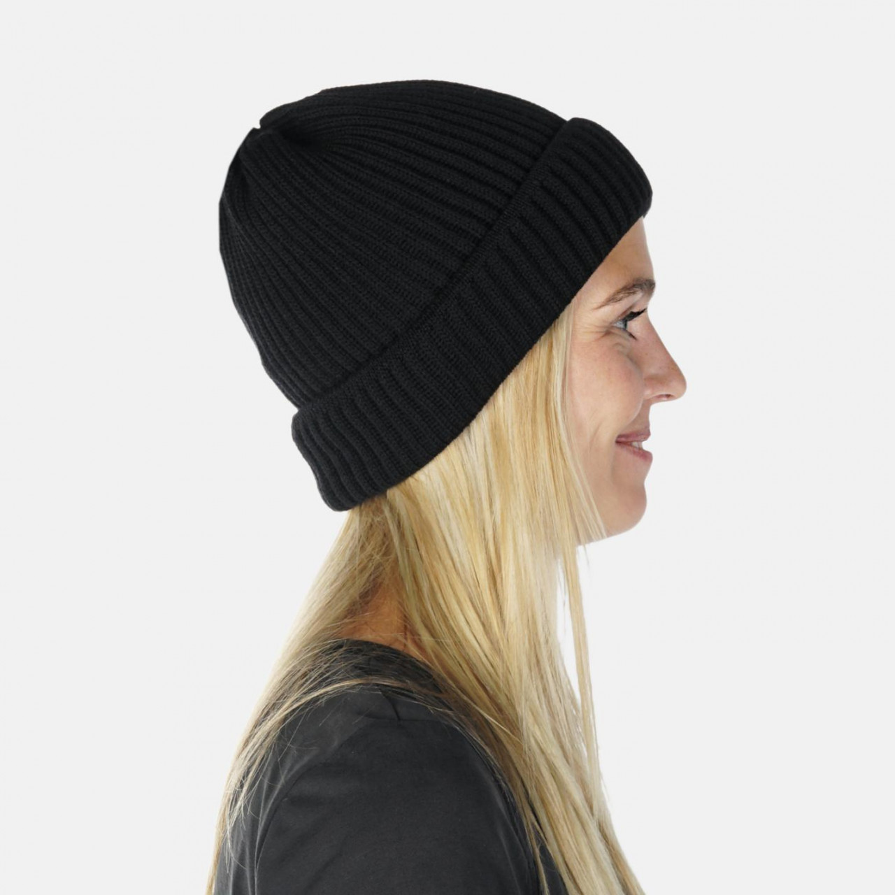 Model trägt eine Strickmütze schwarz von Hanseheld - Seitlich