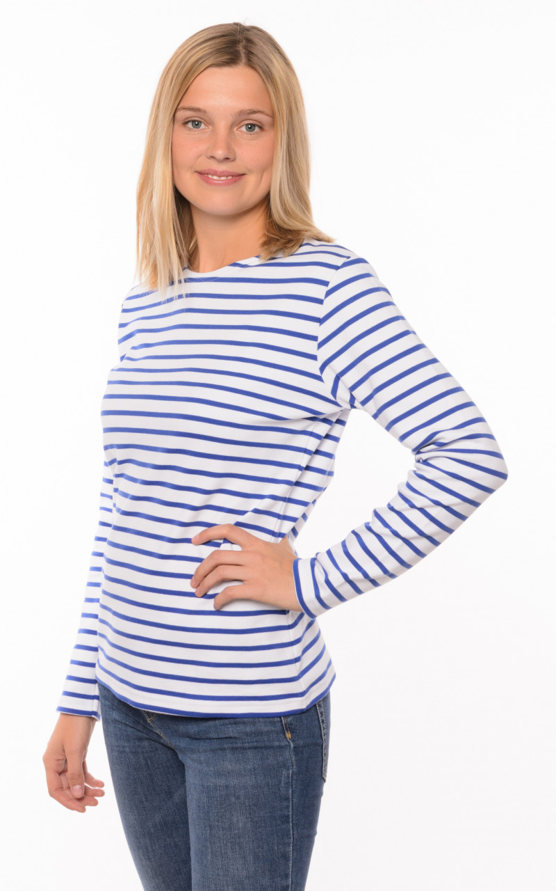 Weibliches Model trägt ein Streifenshirt weiß sternblau gestreift von Armor Lux  - Seitlich