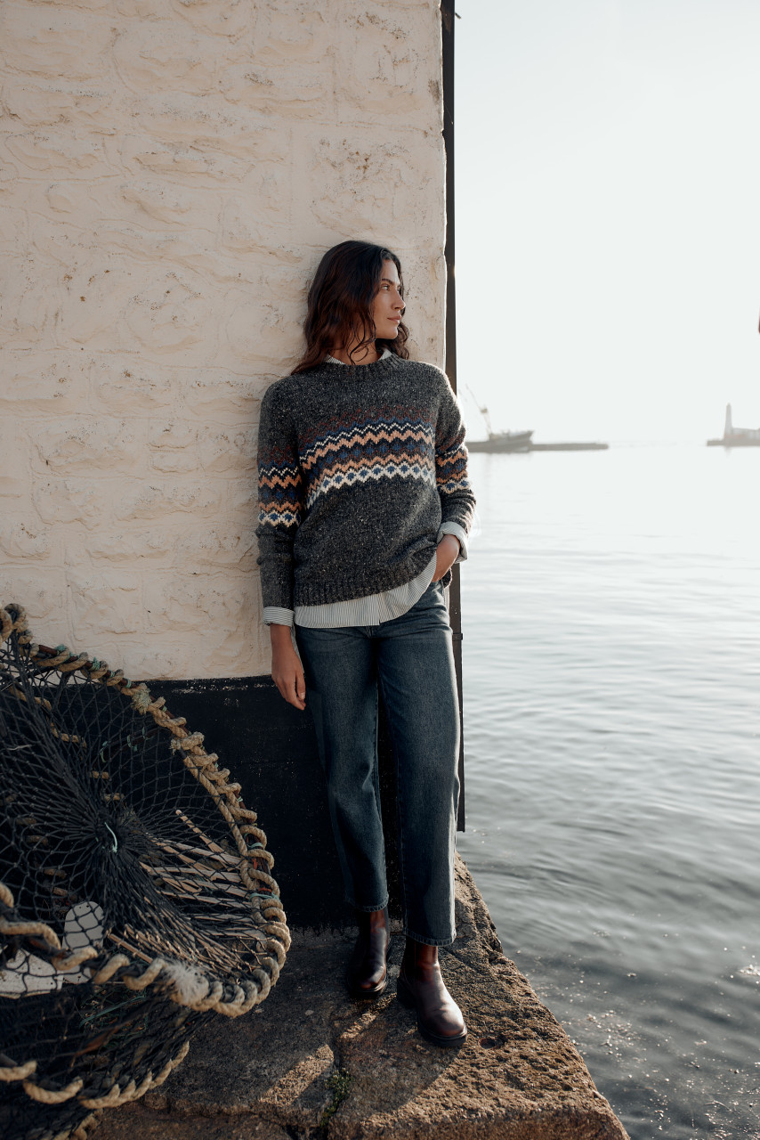Weibliches Model trägt einen grauen Pullover Damen von Seasalt Cornwall Stimmungsbild draussen - Seite
