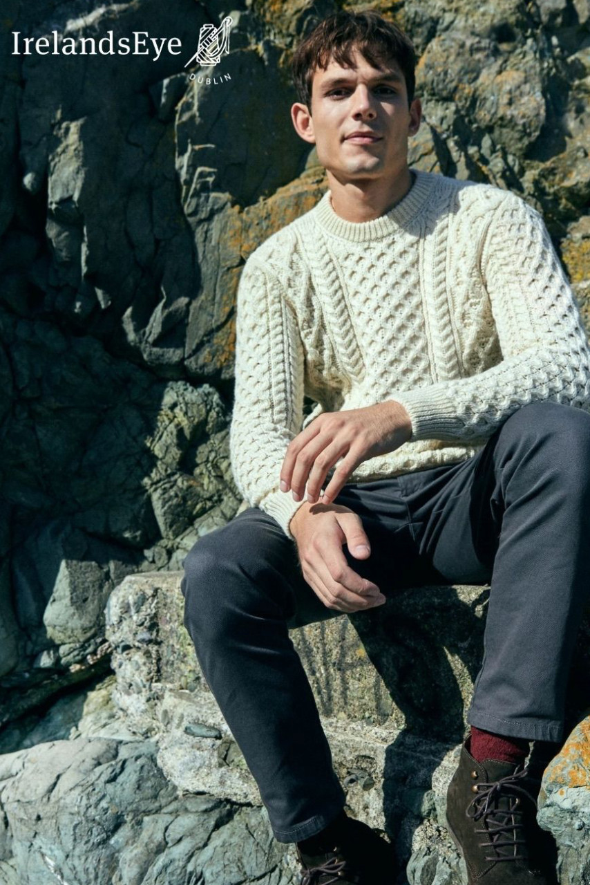 Mann trägt Aran Pullover natural weiß Outdoor Mood-Bild