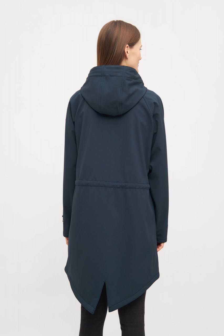 Model trägt eine dunkelblauen Softshelljacke Damen von derbe - Rückseite