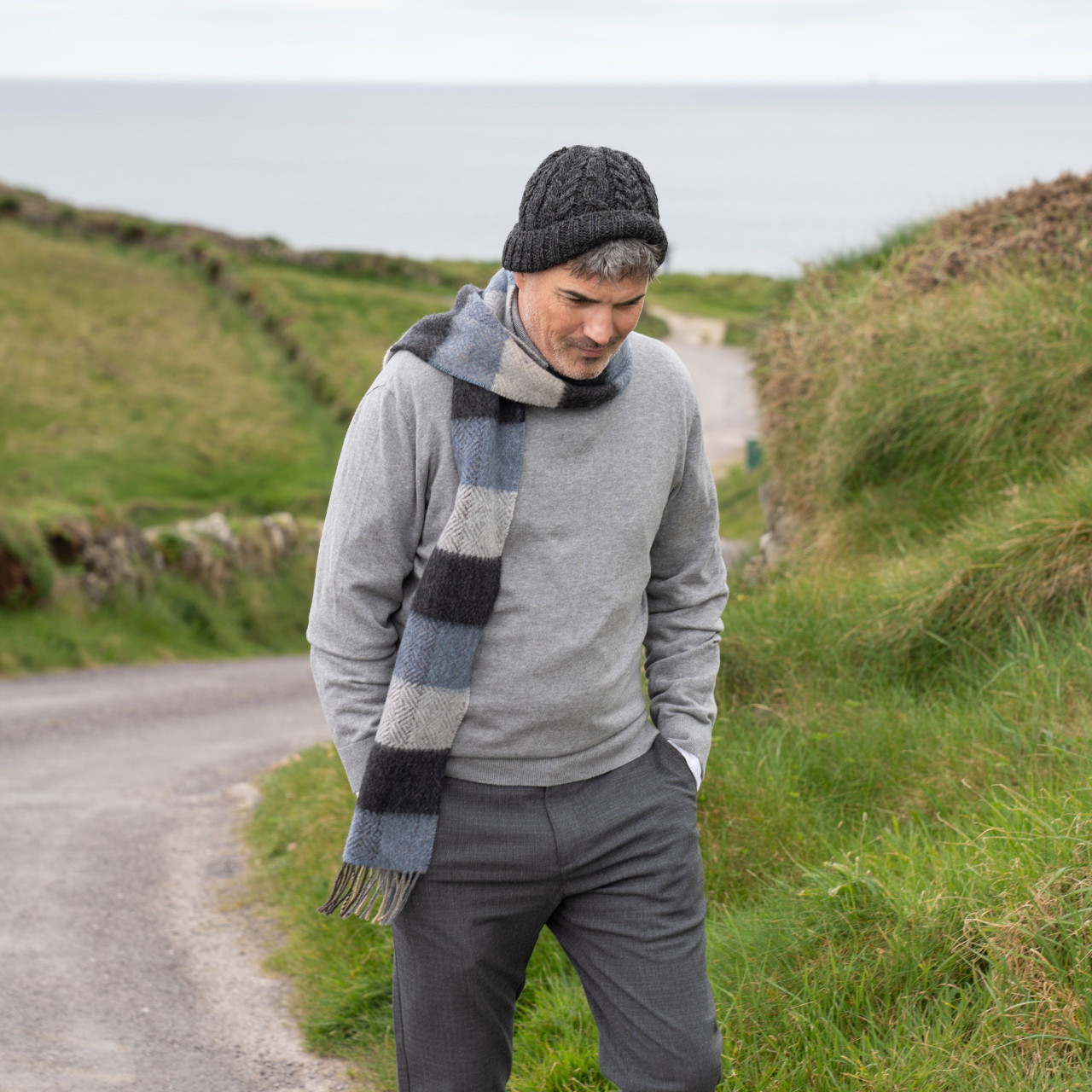 John Hanly Schal Irish Merino Kaschmir Blau Anthrazit Kariert