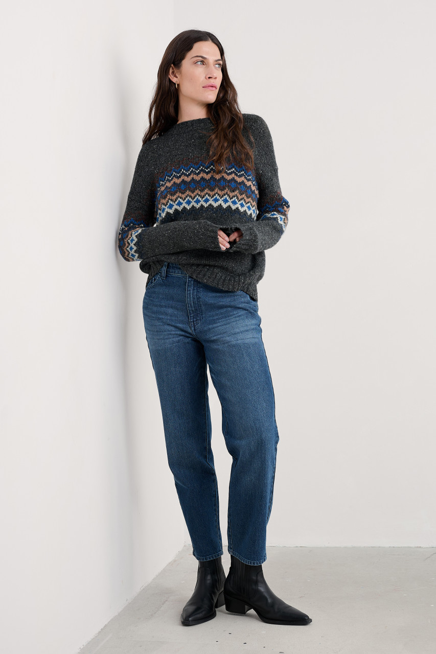 Weibliches Model trägt einen Pullover grau von Seasalt Cornwall