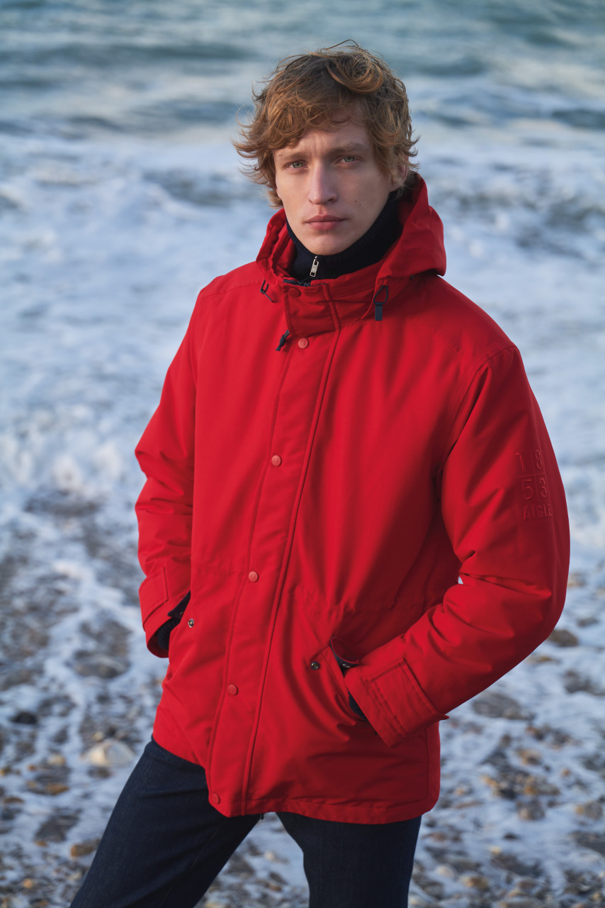 Männliches Model trägt Regenjacke rot  Outdoor Mood-Bild  - 6