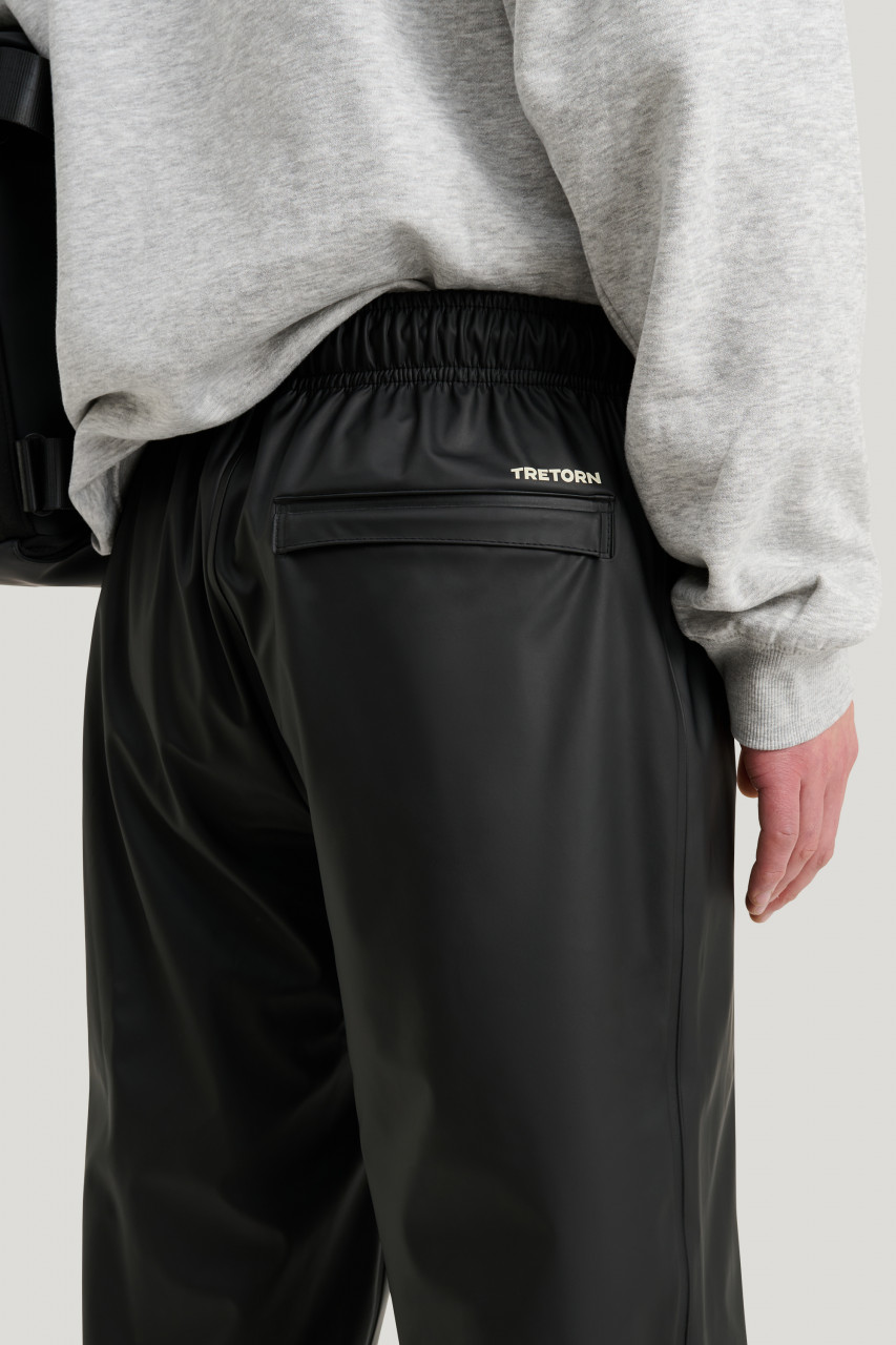Männliches Model trägt Unisex Regenhose  - Rückseite  - 6