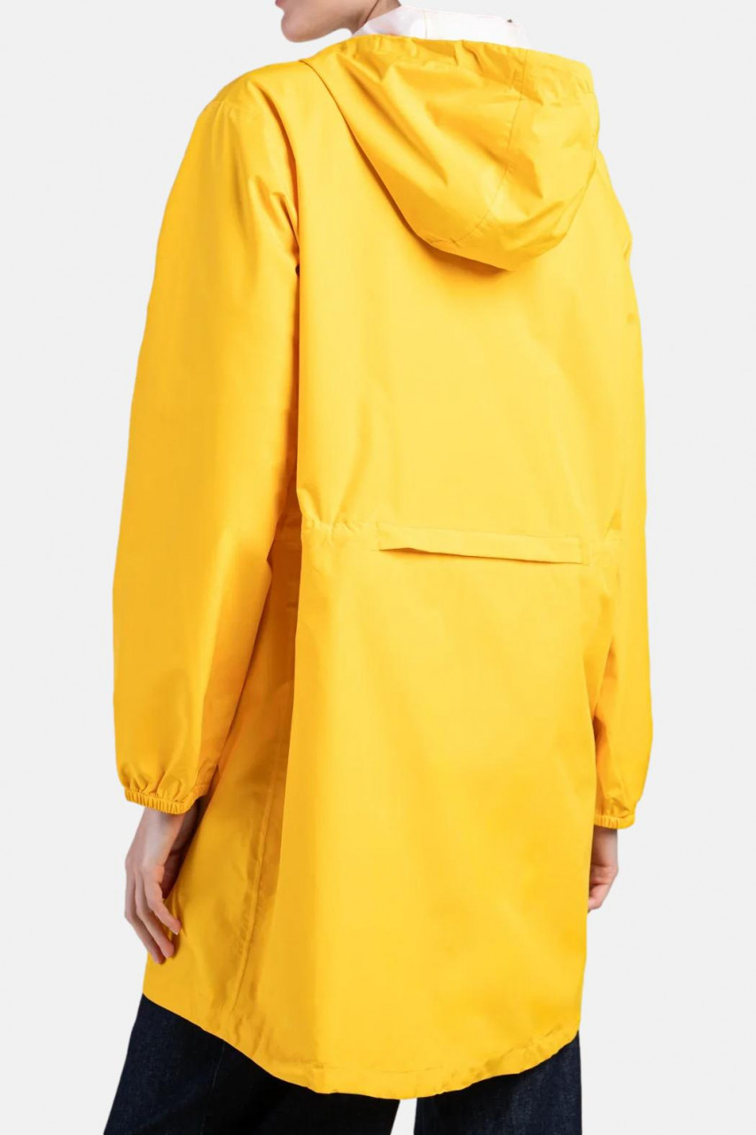Weibliches Model trägt Unisex Regenjacke - Rückseite