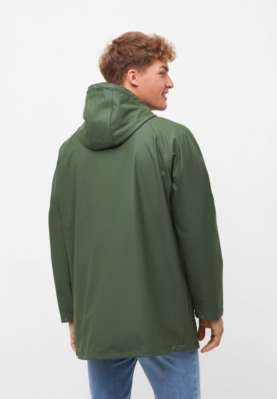 Mann trägt Regenjacke grün - Seite