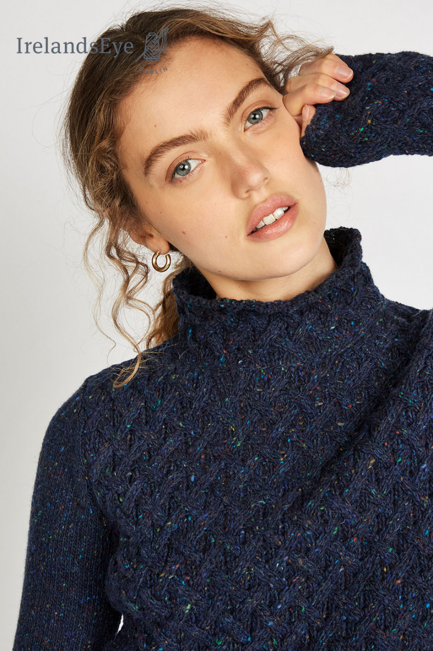 Model trägt blauen Pullover