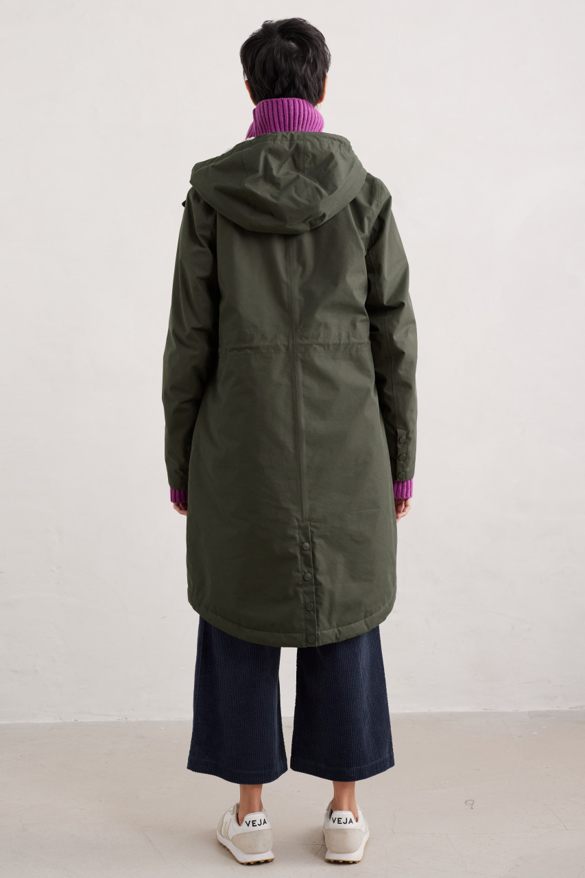 Weibliches Model trägt Regenjacke oliv grün - Rückansicht - 6