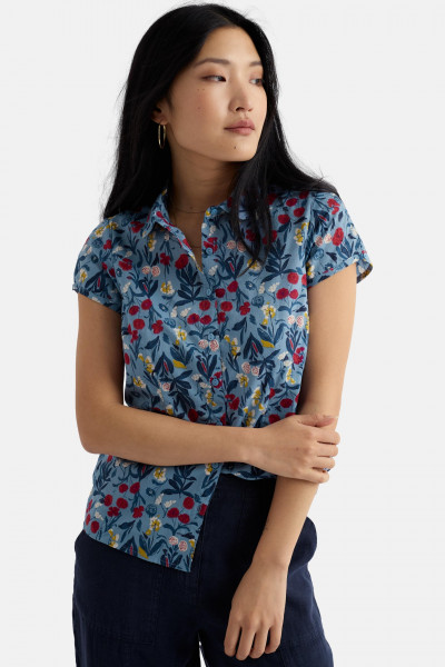 Weibliches Model trägt Bluse Hellblau Rot Gelb Rushmaker Shirt von Seasalt Cornwall