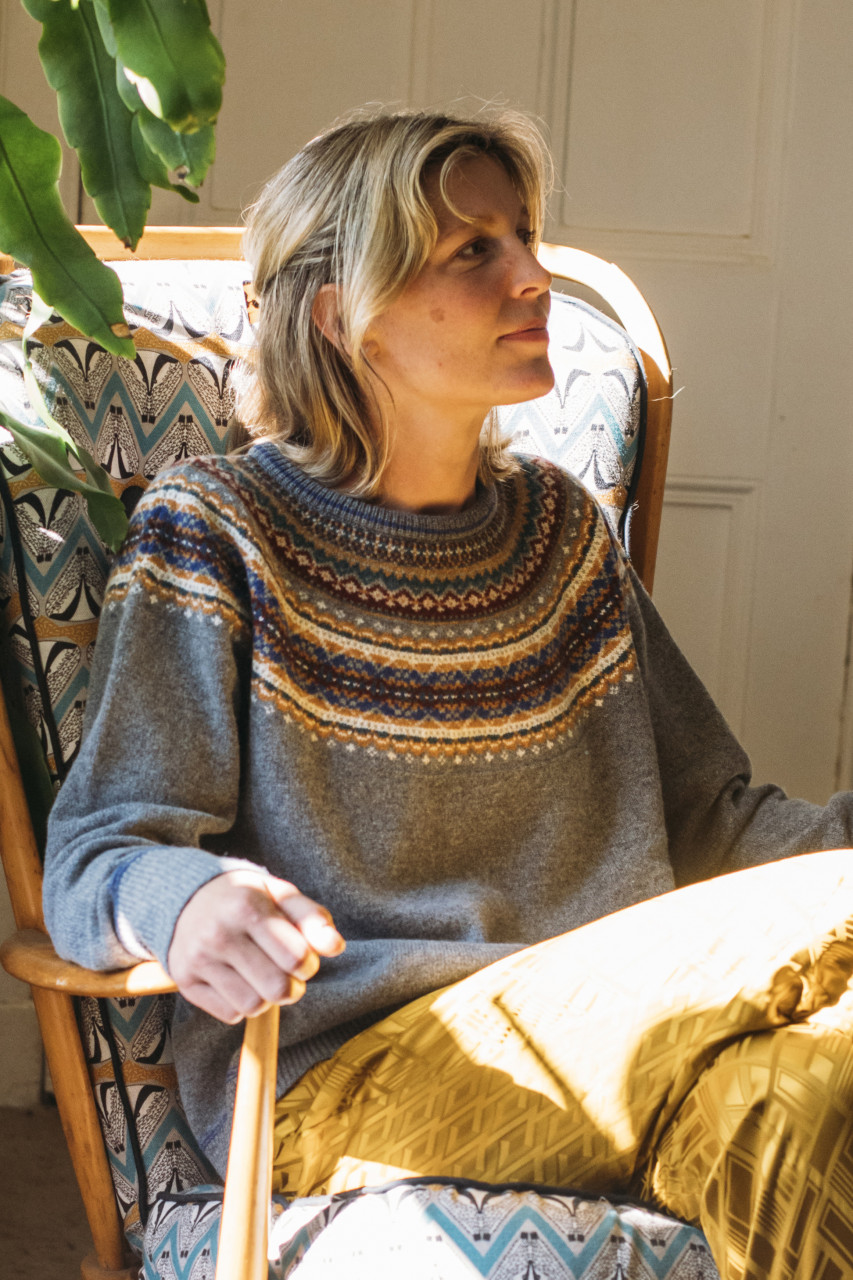 Model trägt grauen Pullover