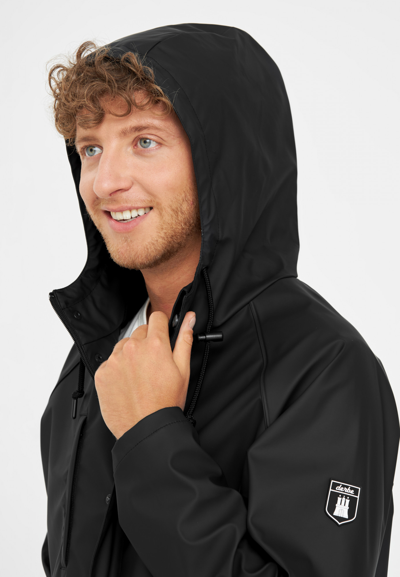 Model trägt Regenjacke schwarz  - Seitenansicht