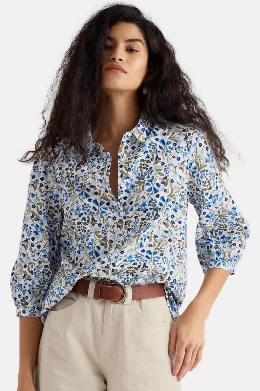 Frau trägt Bluse Blau Grün Hope Cottage Blouse von Seasalt Cornwall