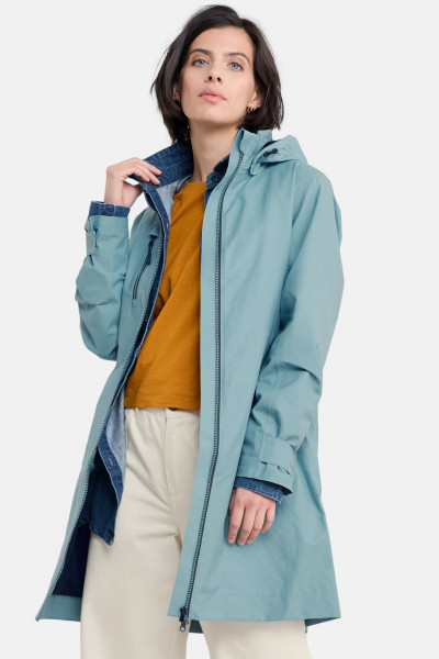Weibliches Model trägt Regenjacke Blau Coverack Coat von Seasalt Cornwall
