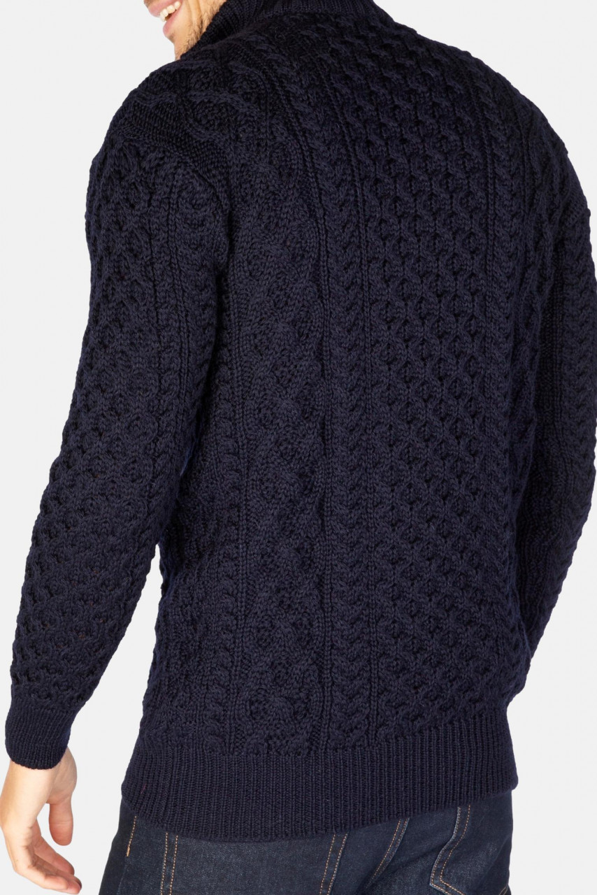Männliches Model trägt blauen Aran Troyer  - Rückansicht