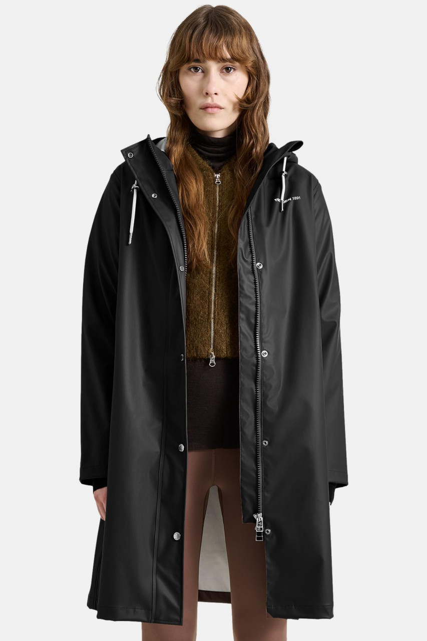 Weibliches Model trägt Regenjacke Schwarz WINGS A-SHAPED RAIN COAT von Tretorn