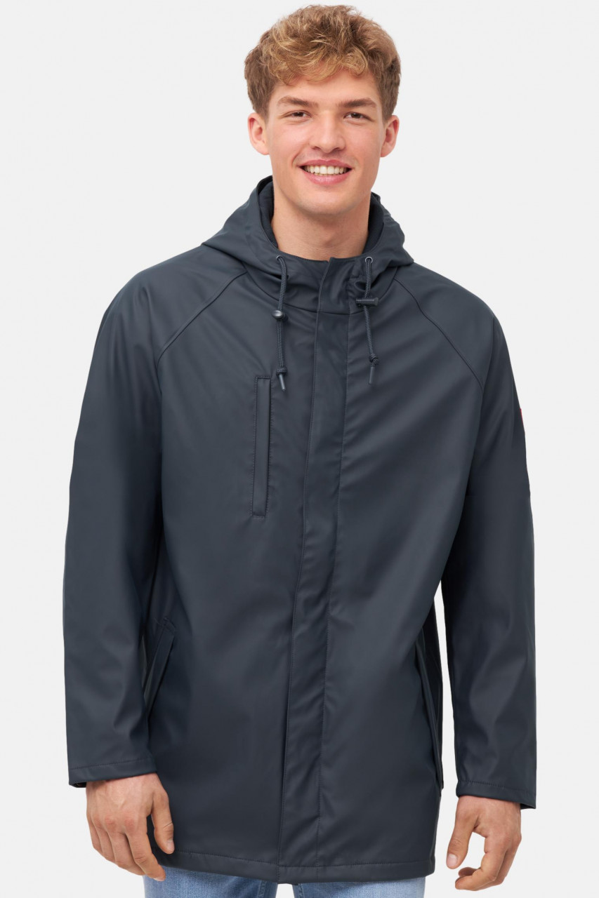Mann trägt Regenjacke Blau Passby Plain von derbe
