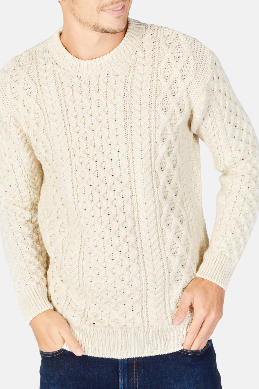 Mann trägt Aran Pullover Natural Weiß Blasket von IrelandsEye