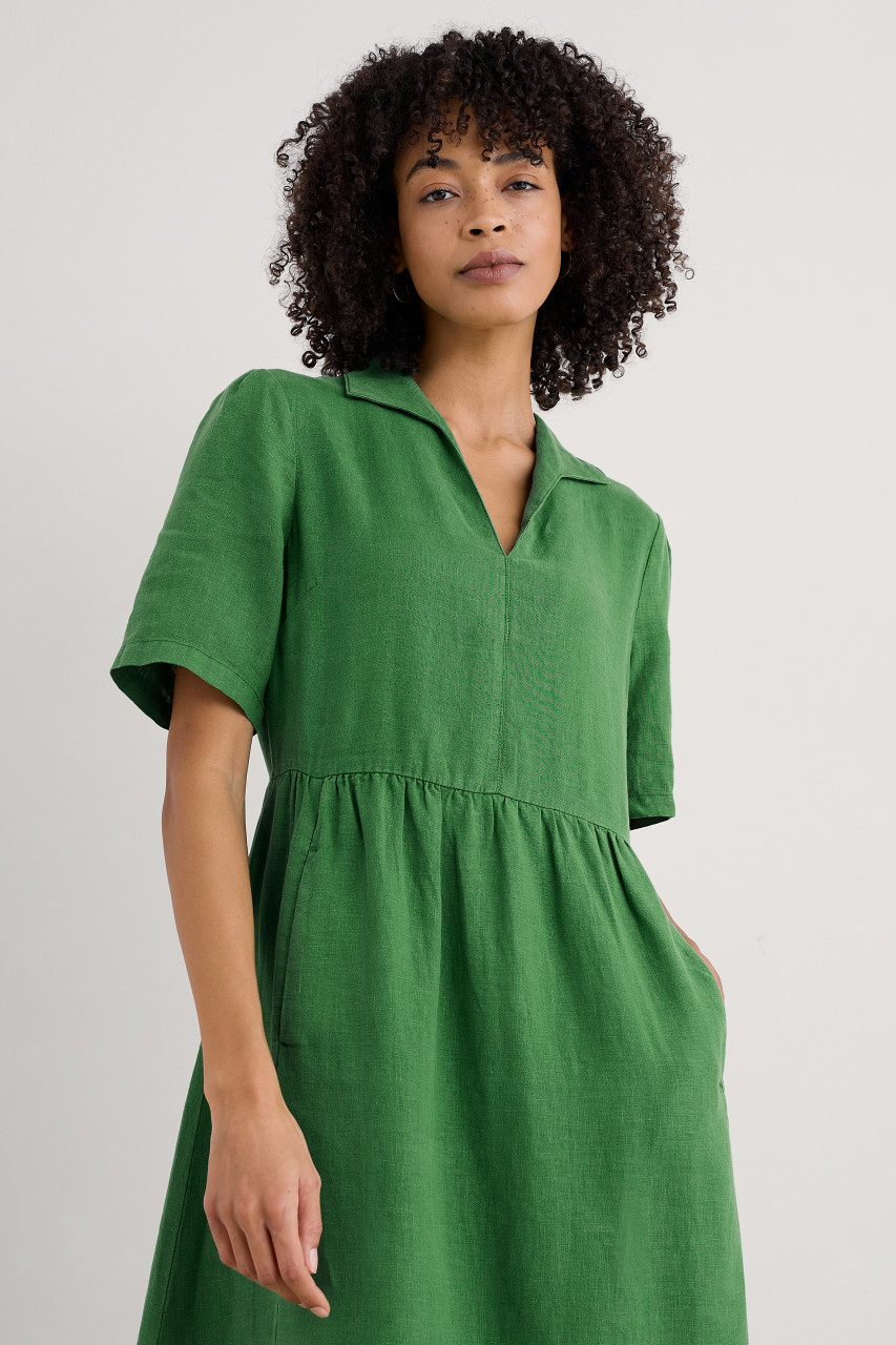 Frau trägt Damen Kleid