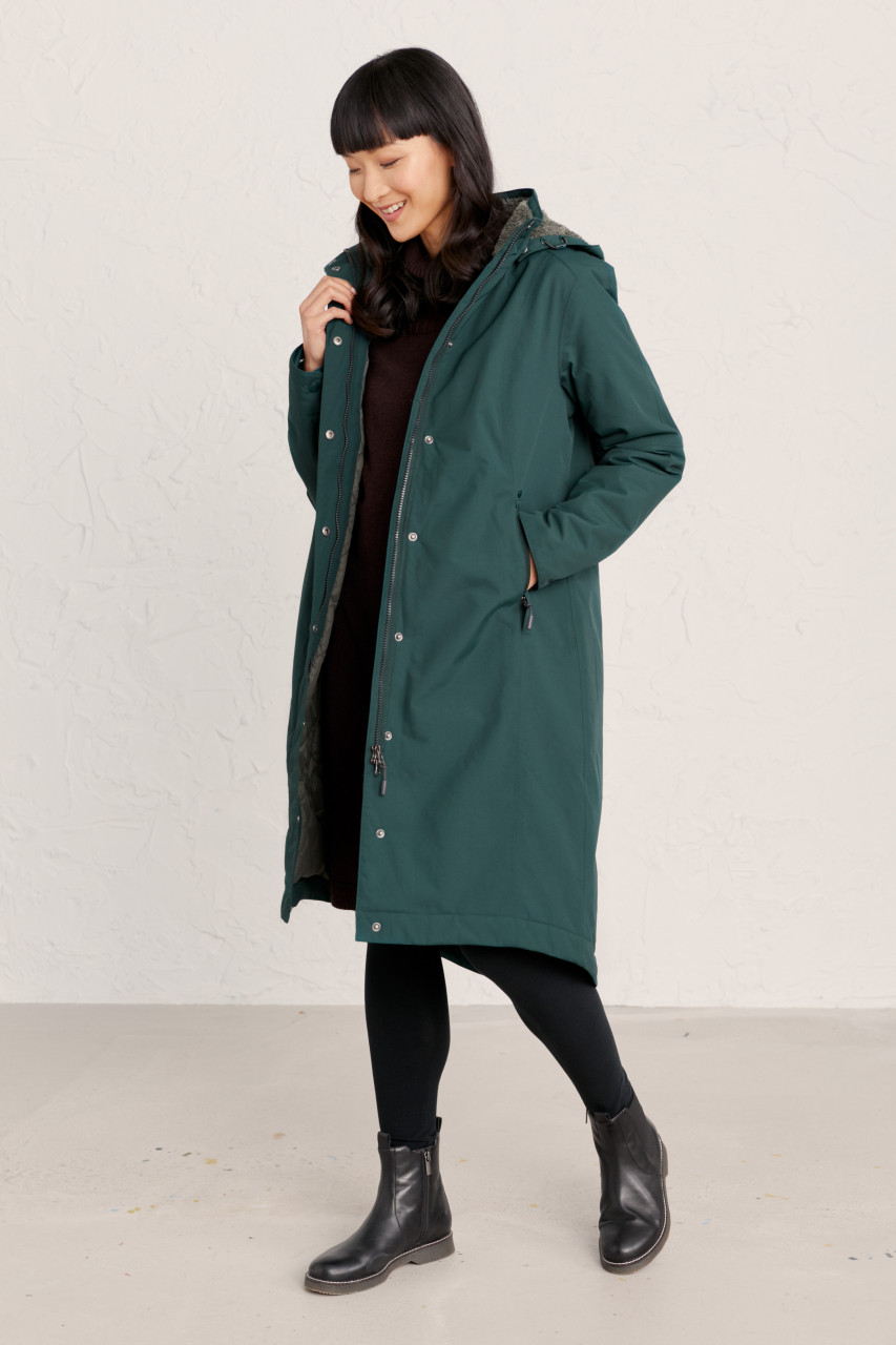 Weibliches Model trägt eine Regenjacke  - Seitlich