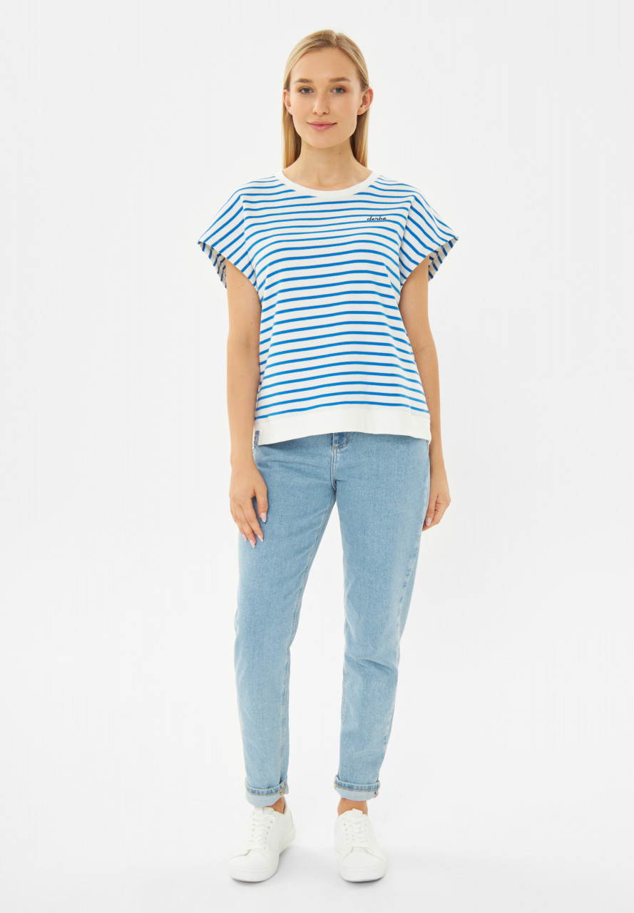 Model trägt ein weiß blau gestreiften T-Shirt Damen von derbe