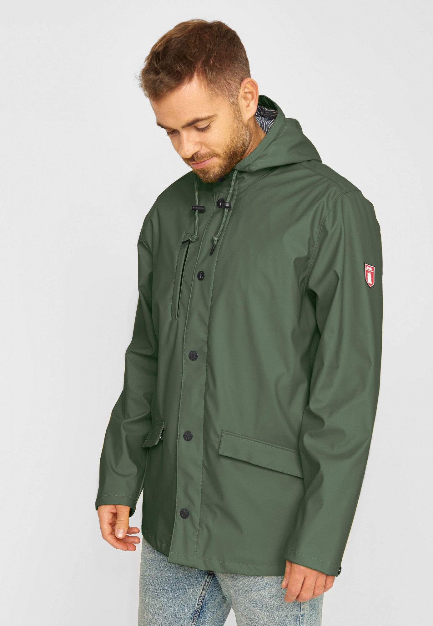 Mann trägt Regenjacke Oliv Grün Passby Fisher von derbe - Seite