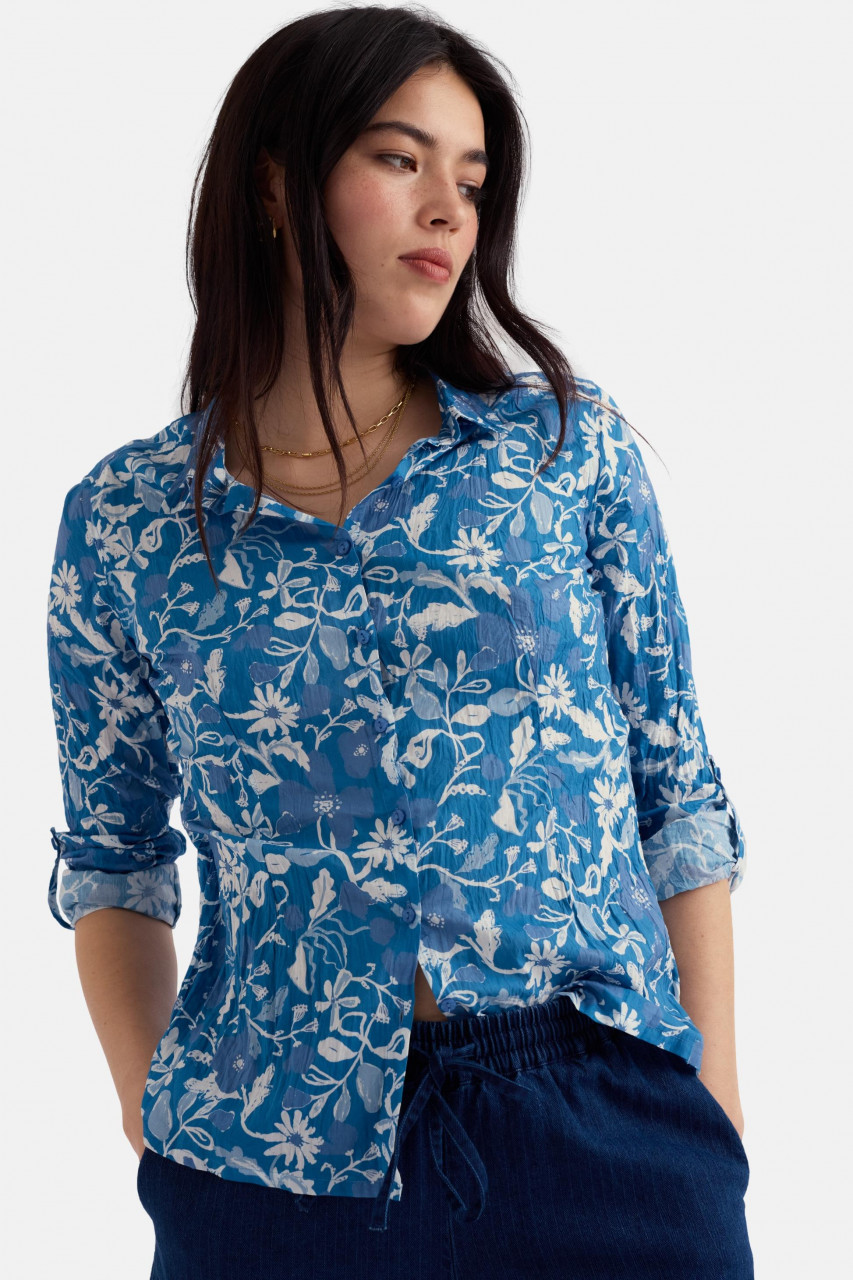 Model trägt Bluse Blau Blumen Floral Larissa Shirt von Seasalt Cornwall