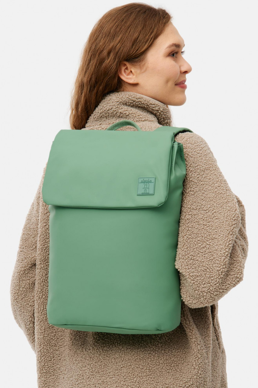 Model trägt Rucksack Grün Daypack von derbe - Rückansicht