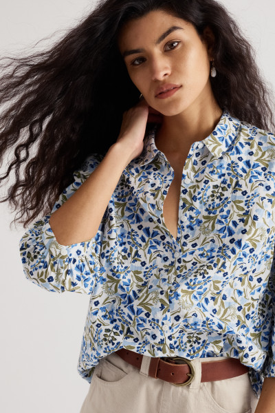 Frau trägt Bluse Blau Grün Hope Cottage Blouse von Seasalt Cornwall